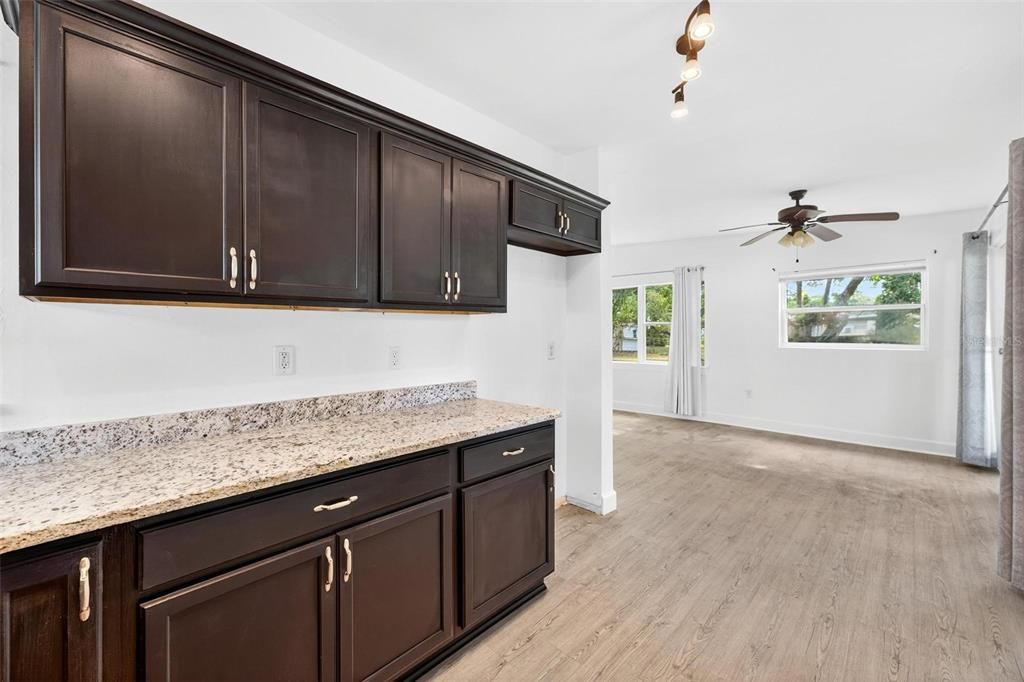 На продажу: $290,000 (3 спален, 1 ванн, 1012 Квадратных фут)