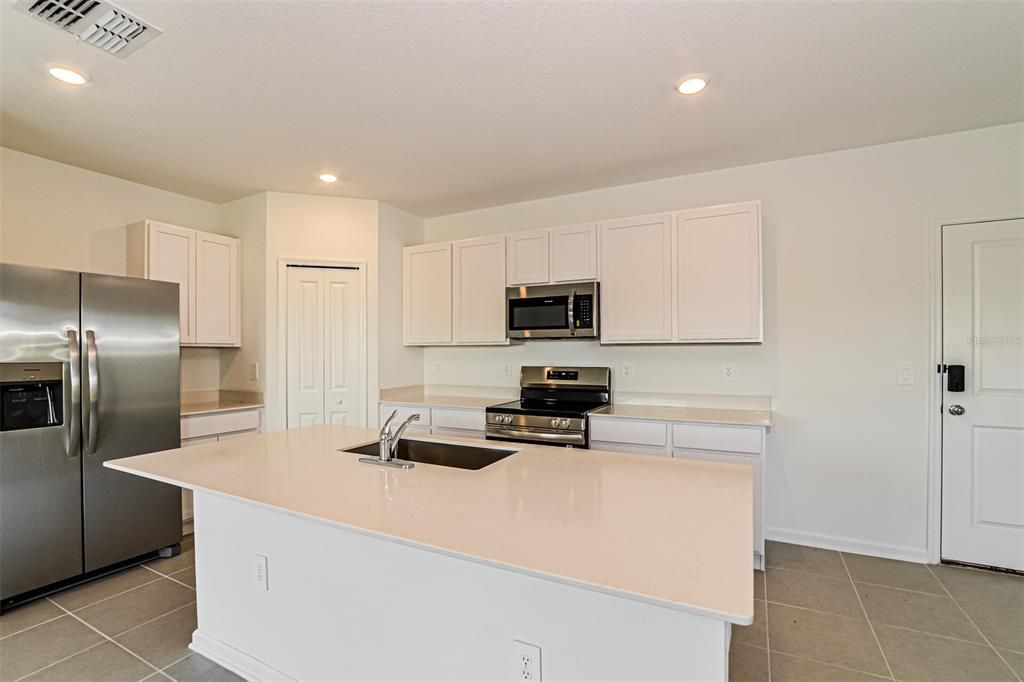 В аренду: $1,760 (4 спален, 2 ванн, 1880 Квадратных фут)