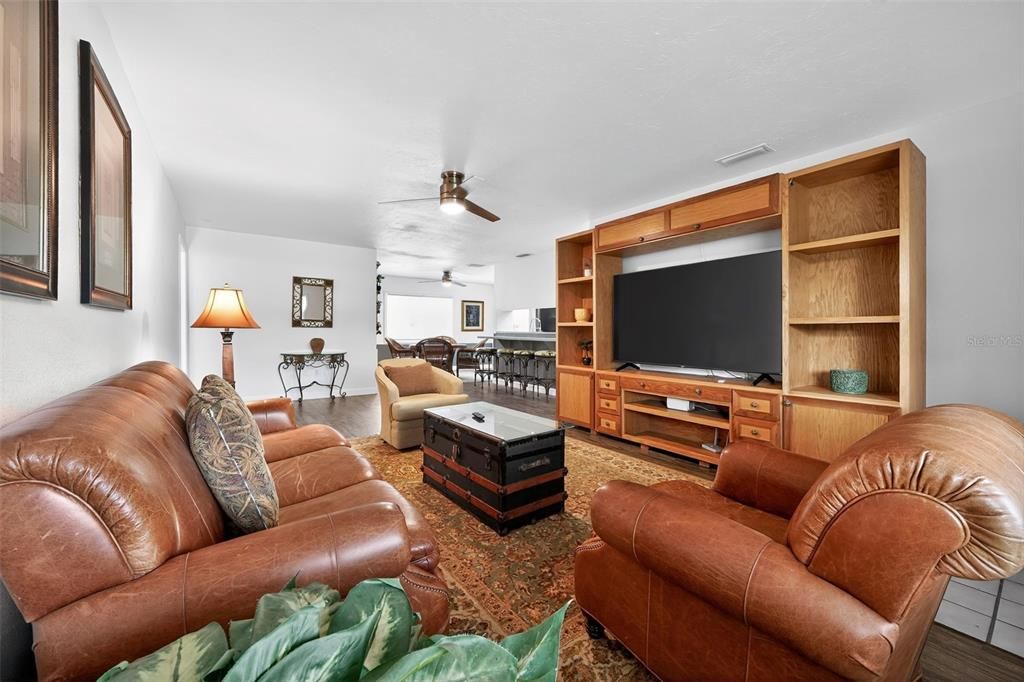 На продажу: $295,000 (2 спален, 2 ванн, 1470 Квадратных фут)