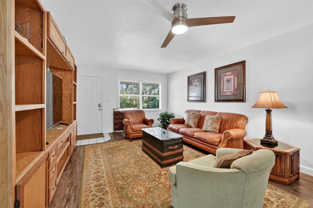 На продажу: $295,000 (2 спален, 2 ванн, 1470 Квадратных фут)