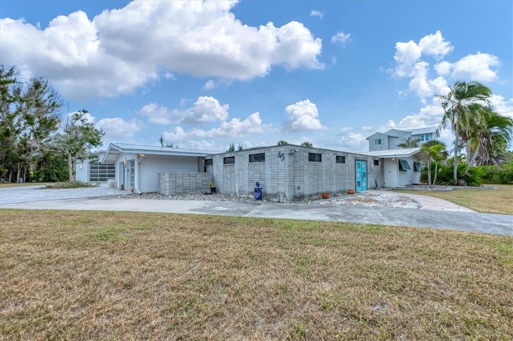 For Sale: $599,000 (4 beds, 2 baths, 2262 Square Feet)