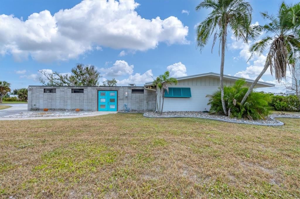 For Sale: $599,000 (4 beds, 2 baths, 2262 Square Feet)