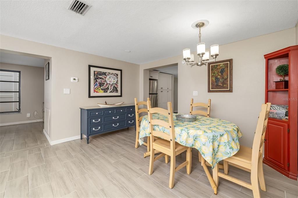 Под контрактом: $395,000 (3 спален, 2 ванн, 1644 Квадратных фут)