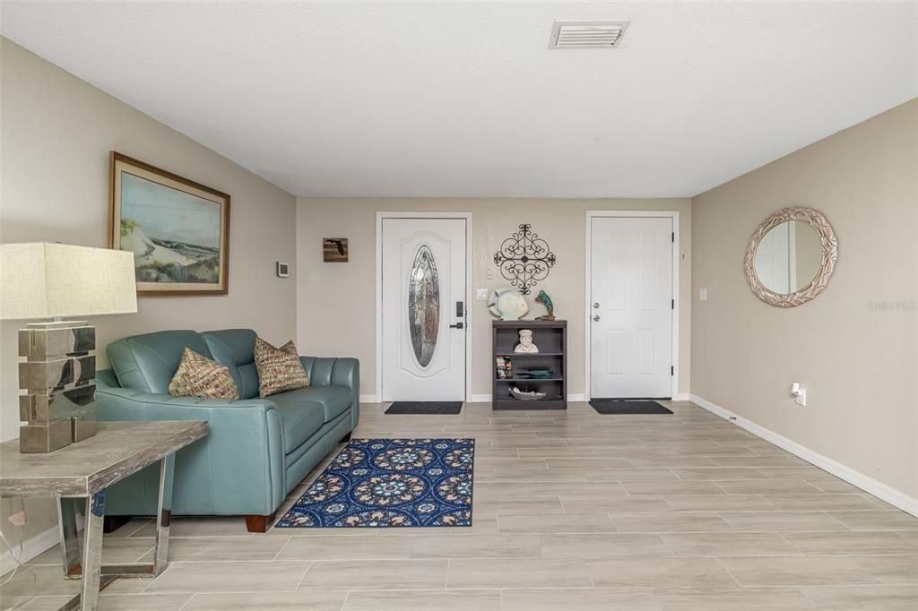 Под контрактом: $395,000 (3 спален, 2 ванн, 1644 Квадратных фут)