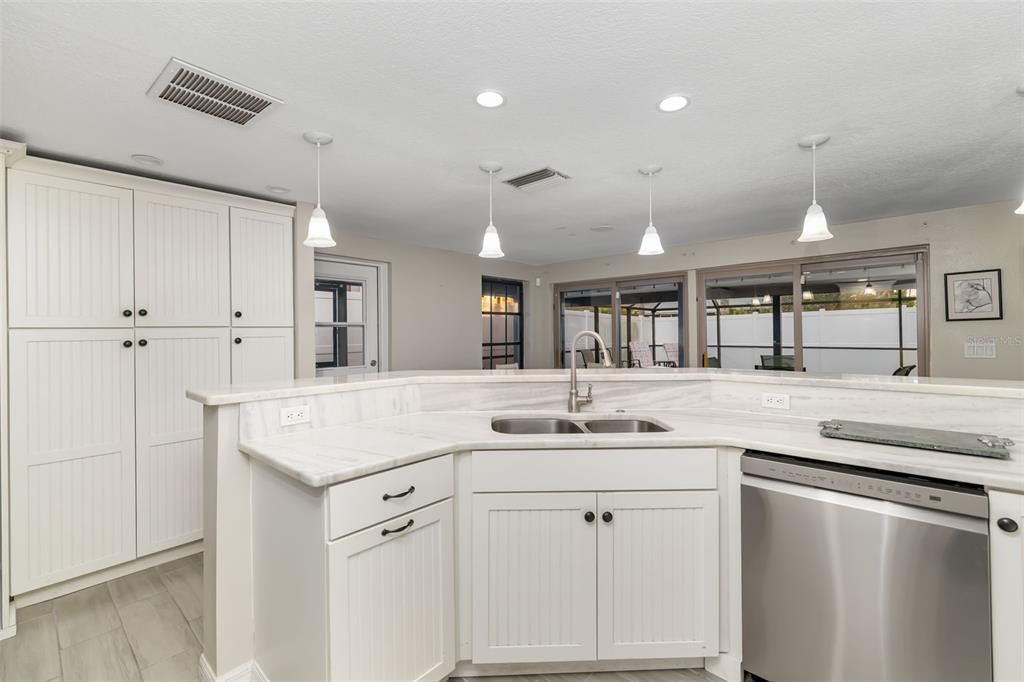 Под контрактом: $395,000 (3 спален, 2 ванн, 1644 Квадратных фут)