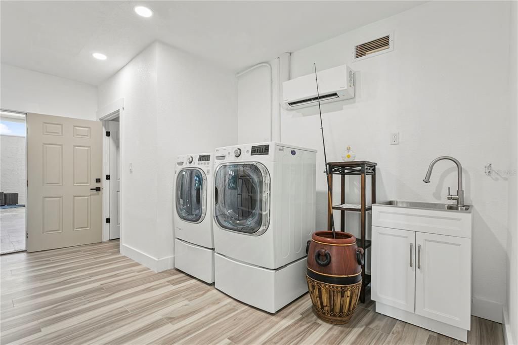 For Sale: $1,895,000 (3 beds, 3 baths, 4628 Square Feet)