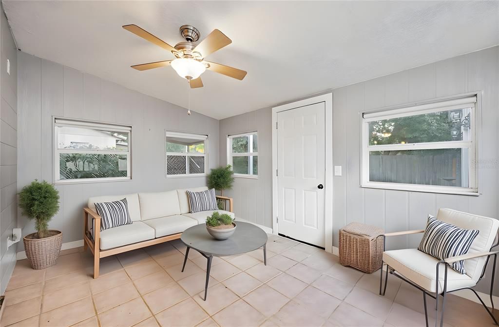 Под контрактом: $355,000 (3 спален, 2 ванн, 1260 Квадратных фут)