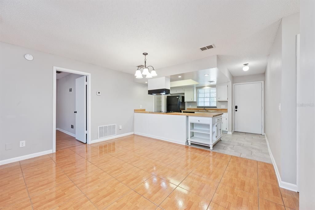 Под контрактом: $355,000 (3 спален, 2 ванн, 1260 Квадратных фут)