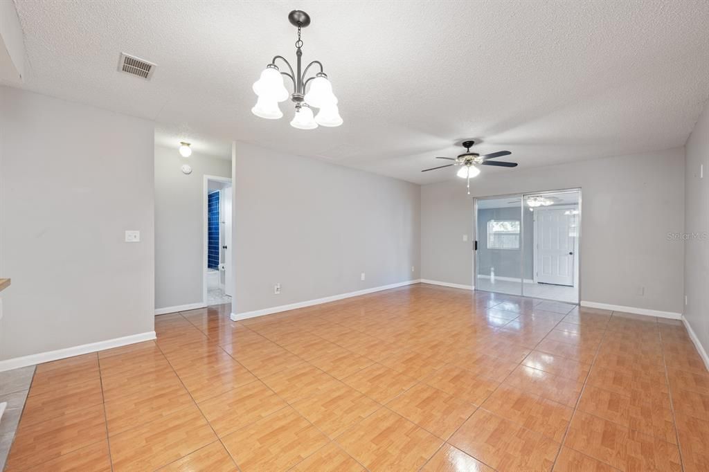 Под контрактом: $355,000 (3 спален, 2 ванн, 1260 Квадратных фут)