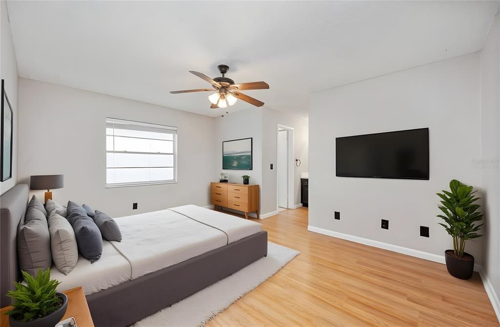 Под контрактом: $355,000 (3 спален, 2 ванн, 1260 Квадратных фут)