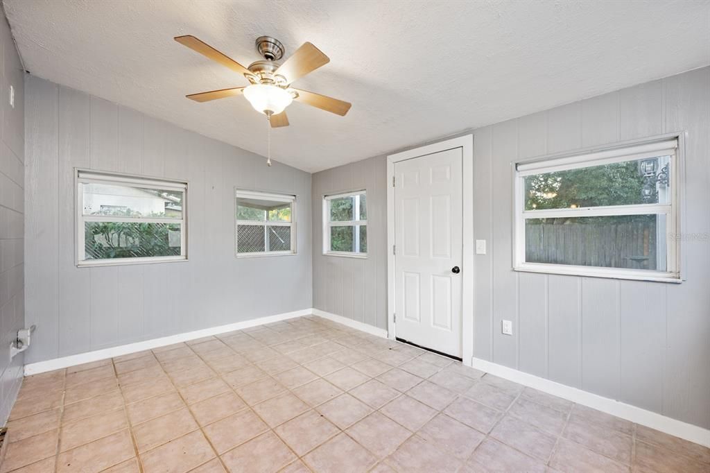 Под контрактом: $355,000 (3 спален, 2 ванн, 1260 Квадратных фут)