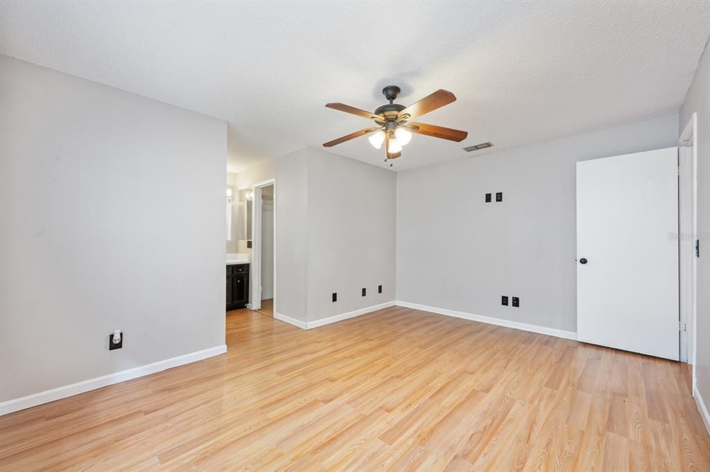 Под контрактом: $355,000 (3 спален, 2 ванн, 1260 Квадратных фут)