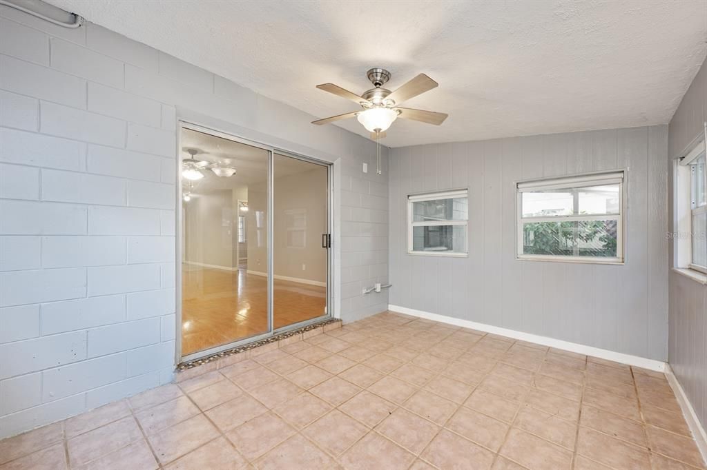 Под контрактом: $355,000 (3 спален, 2 ванн, 1260 Квадратных фут)