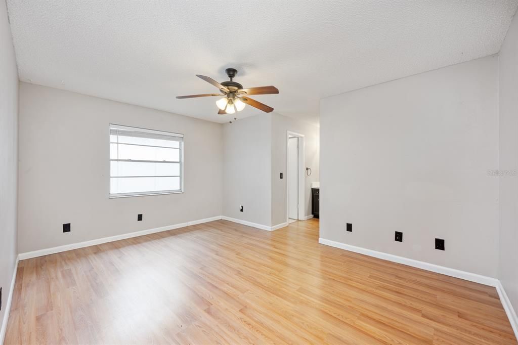 Под контрактом: $355,000 (3 спален, 2 ванн, 1260 Квадратных фут)