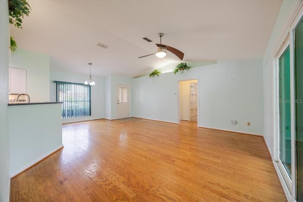 Active With Contract: $250,000 (2 beds, 2 baths, 1395 Square Feet)