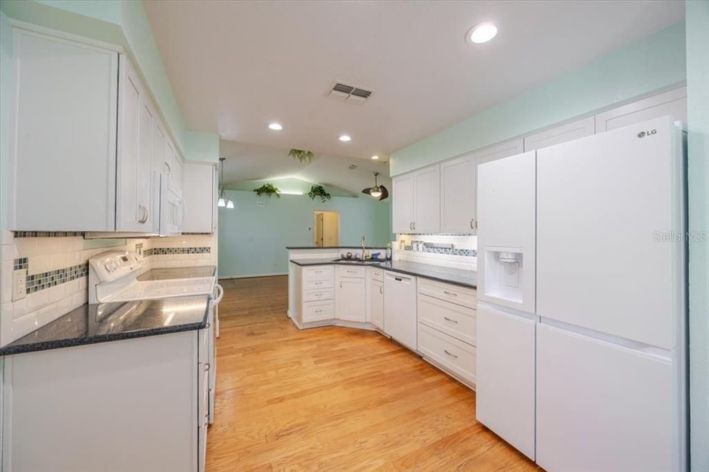 Active With Contract: $250,000 (2 beds, 2 baths, 1395 Square Feet)