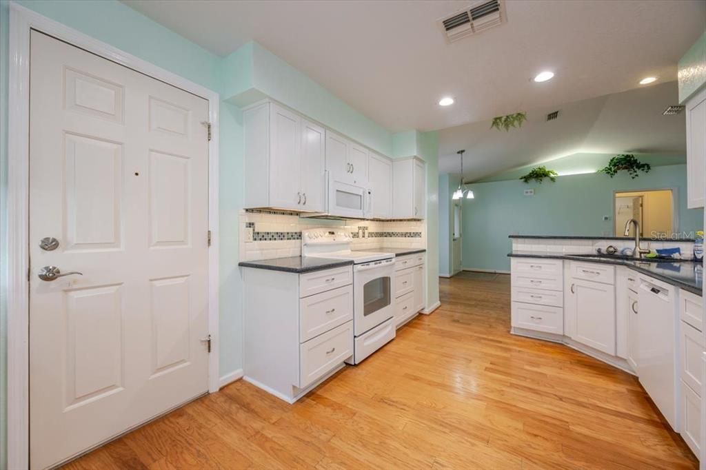 Active With Contract: $250,000 (2 beds, 2 baths, 1395 Square Feet)