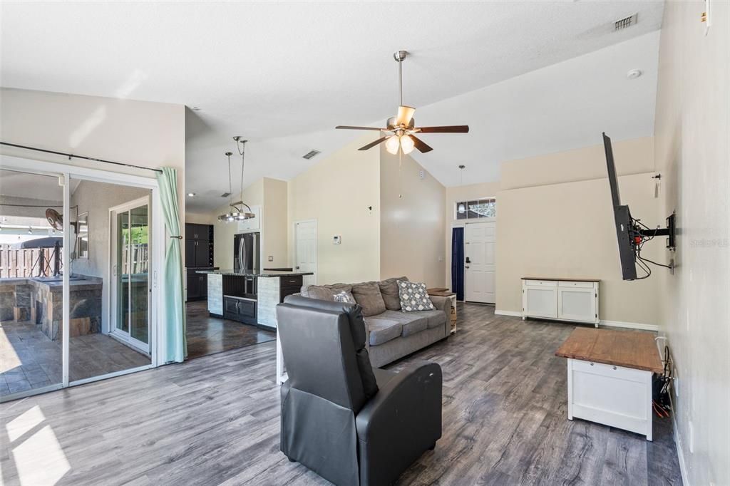 For Sale: $339,000 (3 beds, 2 baths, 1337 Square Feet)