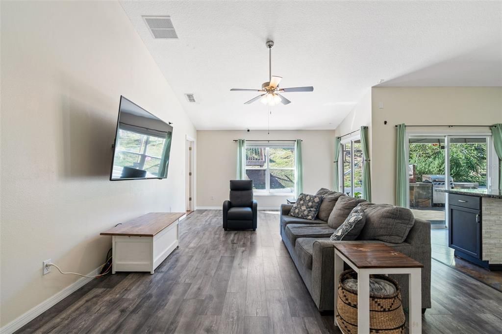 For Sale: $339,000 (3 beds, 2 baths, 1337 Square Feet)