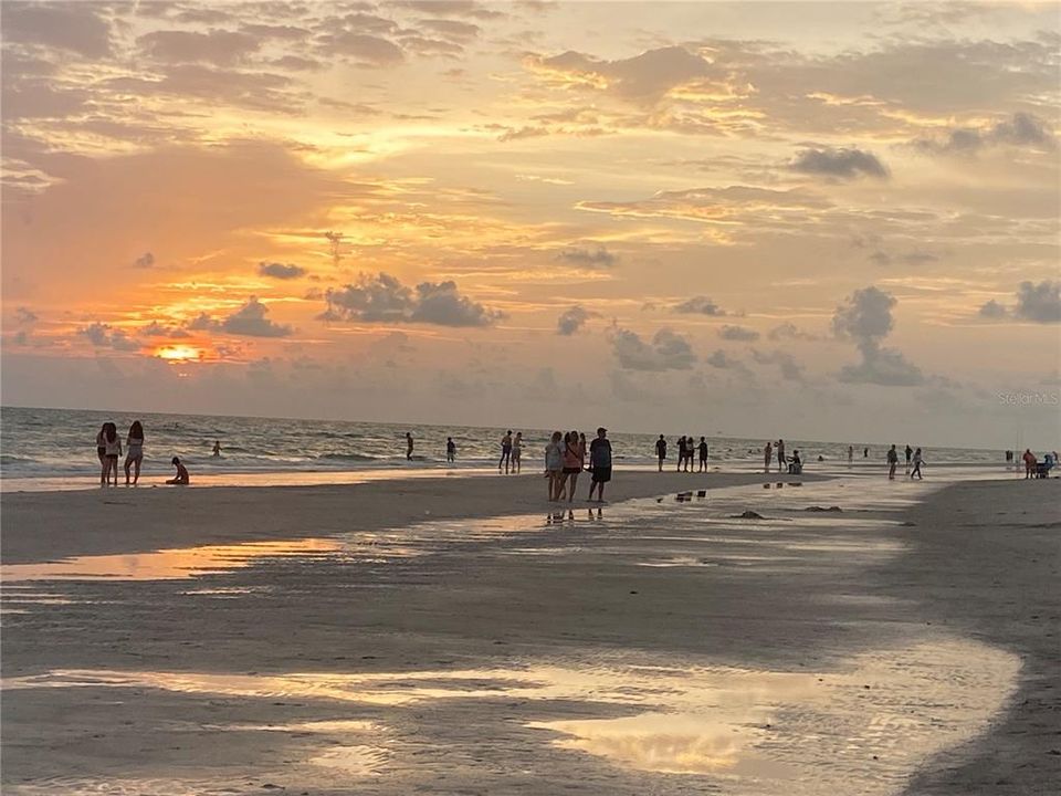 For Sale: $274,900 (2 beds, 2 baths, 1036 Square Feet)