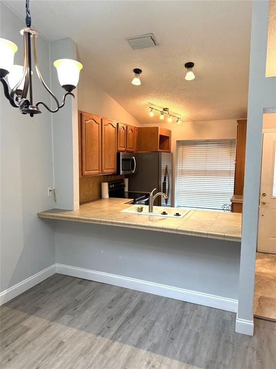 For Sale: $274,900 (2 beds, 2 baths, 1036 Square Feet)