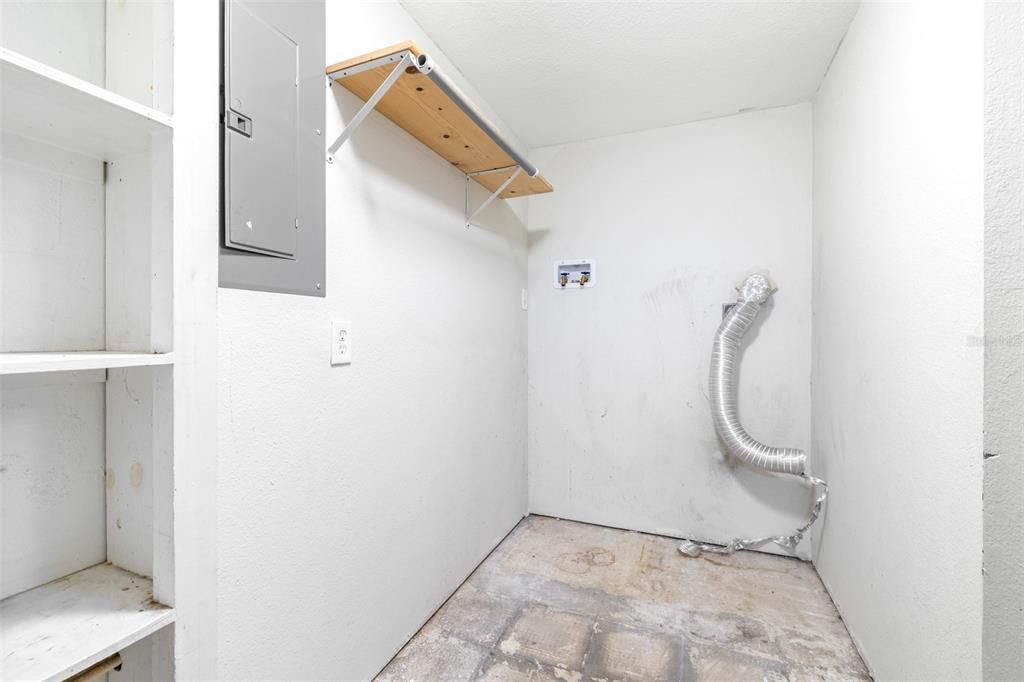 На продажу: $195,000 (2 спален, 1 ванн, 818 Квадратных фут)