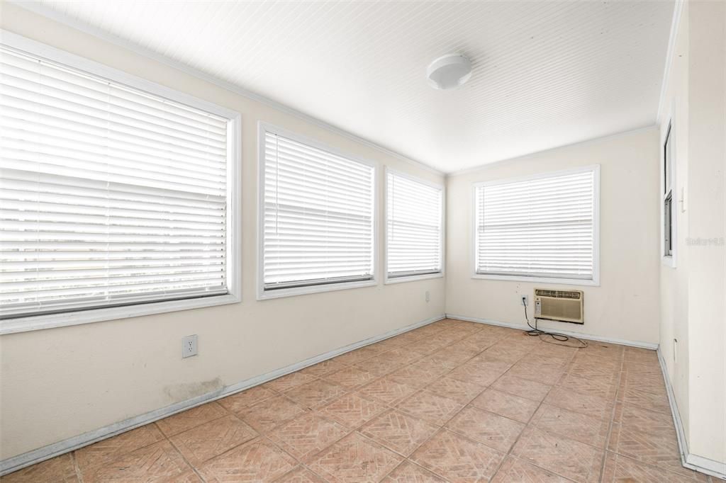 На продажу: $195,000 (2 спален, 1 ванн, 818 Квадратных фут)