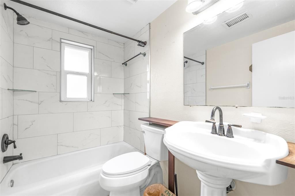 На продажу: $195,000 (2 спален, 1 ванн, 818 Квадратных фут)