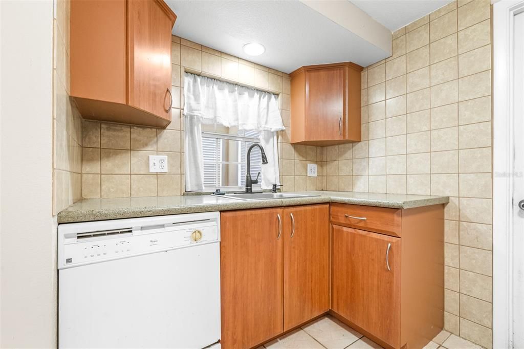 На продажу: $195,000 (2 спален, 1 ванн, 818 Квадратных фут)