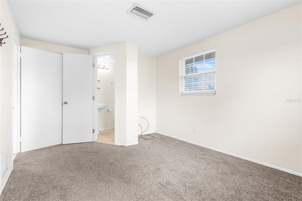 На продажу: $195,000 (2 спален, 1 ванн, 818 Квадратных фут)