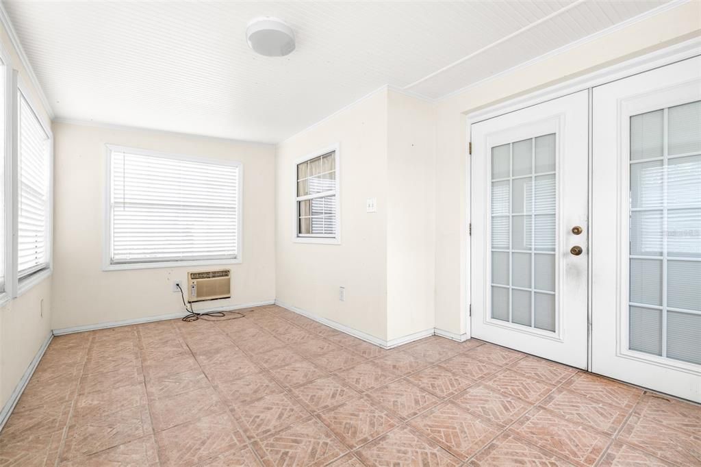 На продажу: $195,000 (2 спален, 1 ванн, 818 Квадратных фут)