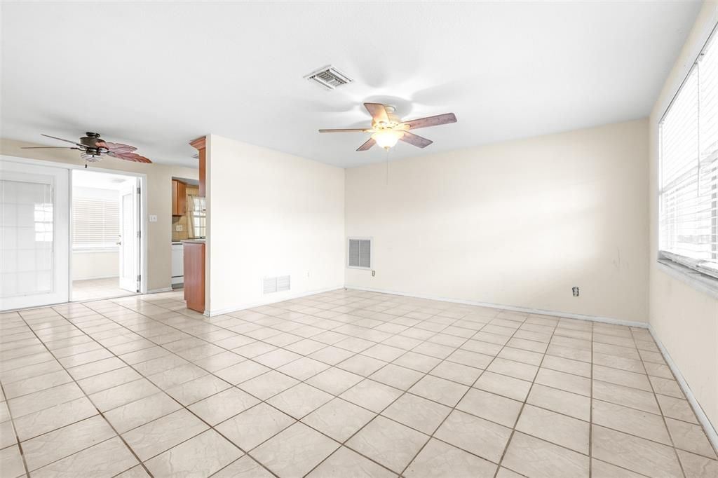 На продажу: $195,000 (2 спален, 1 ванн, 818 Квадратных фут)