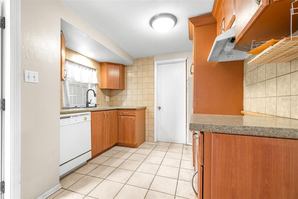 На продажу: $195,000 (2 спален, 1 ванн, 818 Квадратных фут)