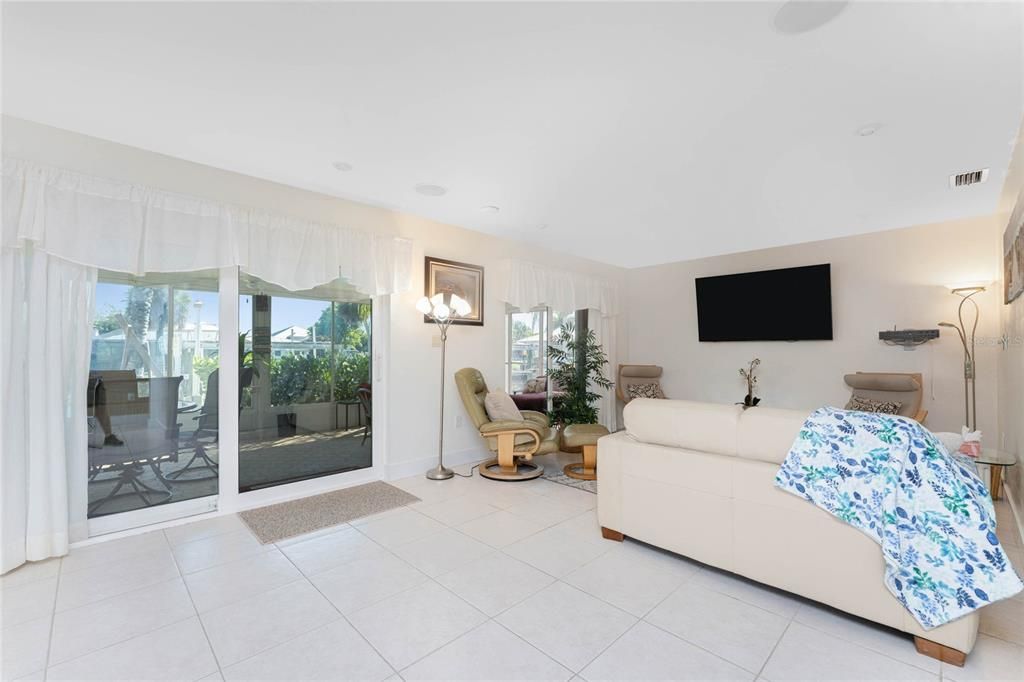 For Sale: $525,000 (2 beds, 2 baths, 1425 Square Feet)