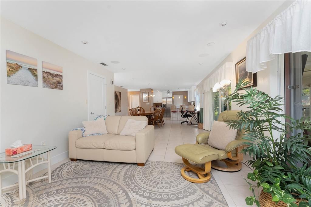 For Sale: $525,000 (2 beds, 2 baths, 1425 Square Feet)