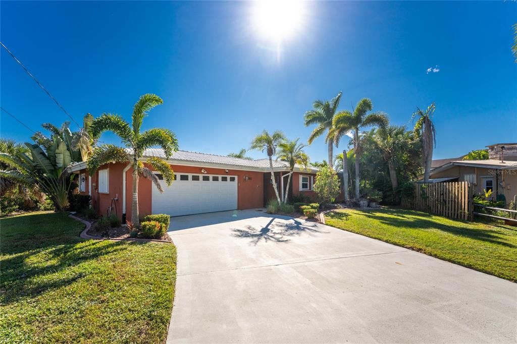 For Sale: $525,000 (2 beds, 2 baths, 1425 Square Feet)