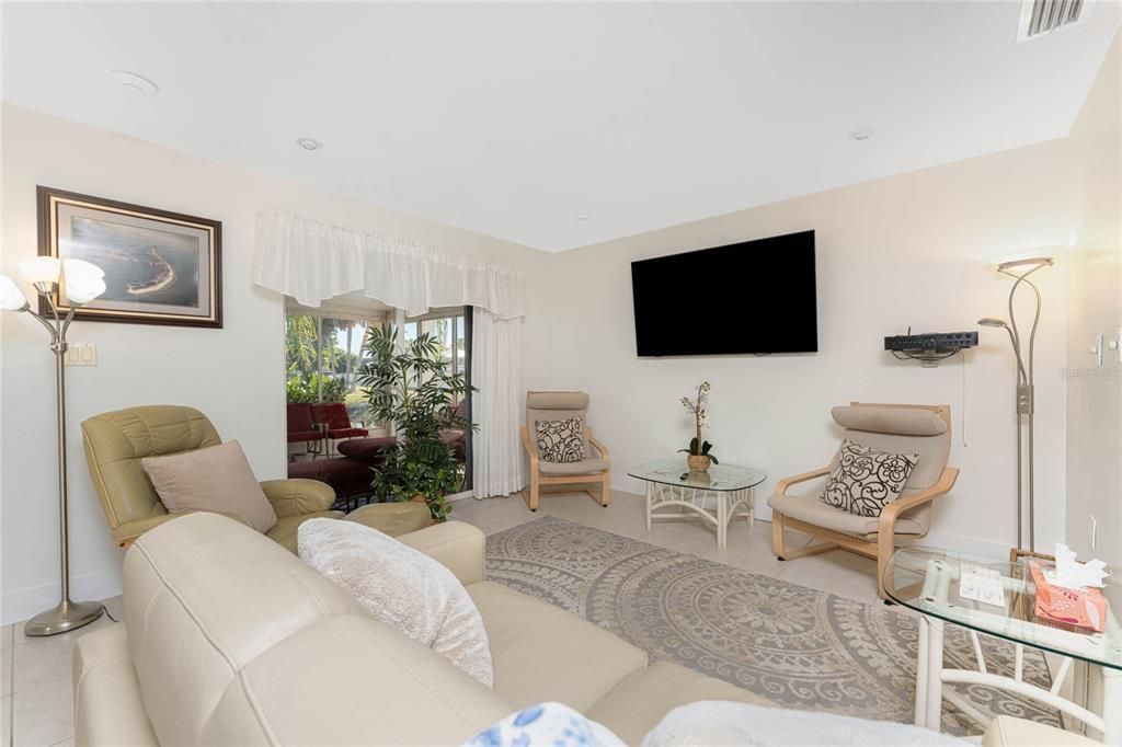 For Sale: $525,000 (2 beds, 2 baths, 1425 Square Feet)