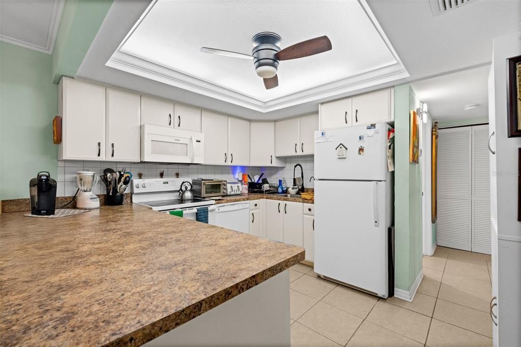 На продажу: $160,000 (2 спален, 2 ванн, 919 Квадратных фут)