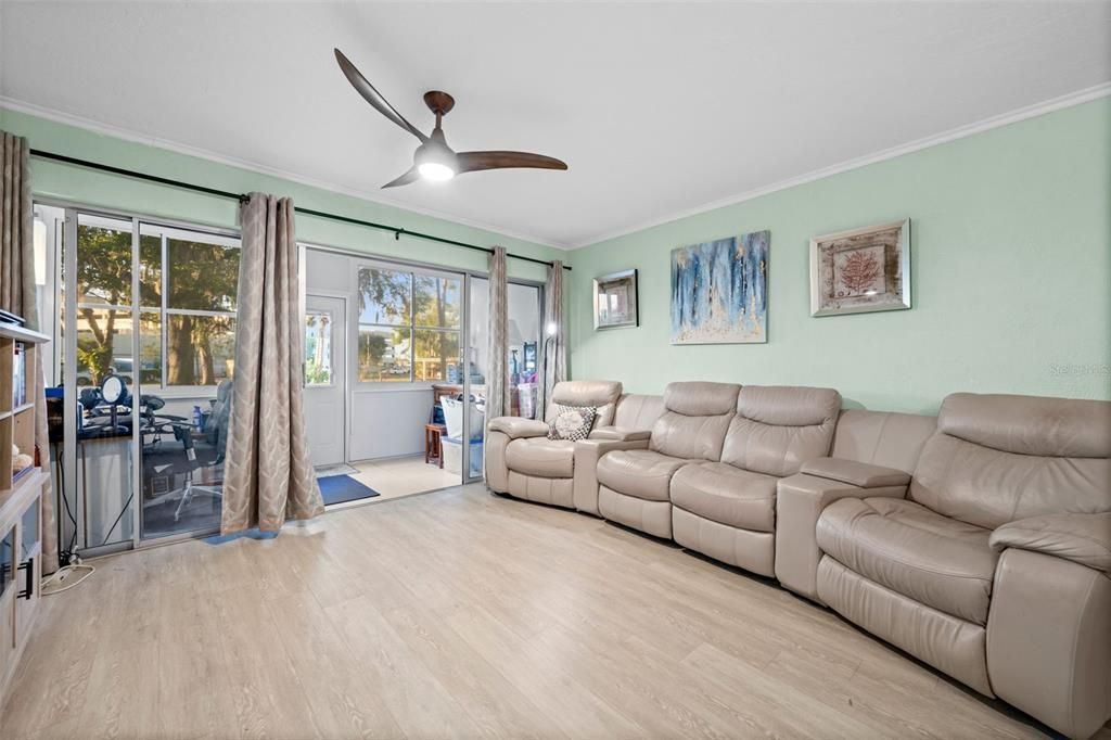 На продажу: $160,000 (2 спален, 2 ванн, 919 Квадратных фут)