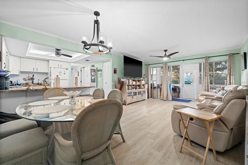 На продажу: $160,000 (2 спален, 2 ванн, 919 Квадратных фут)