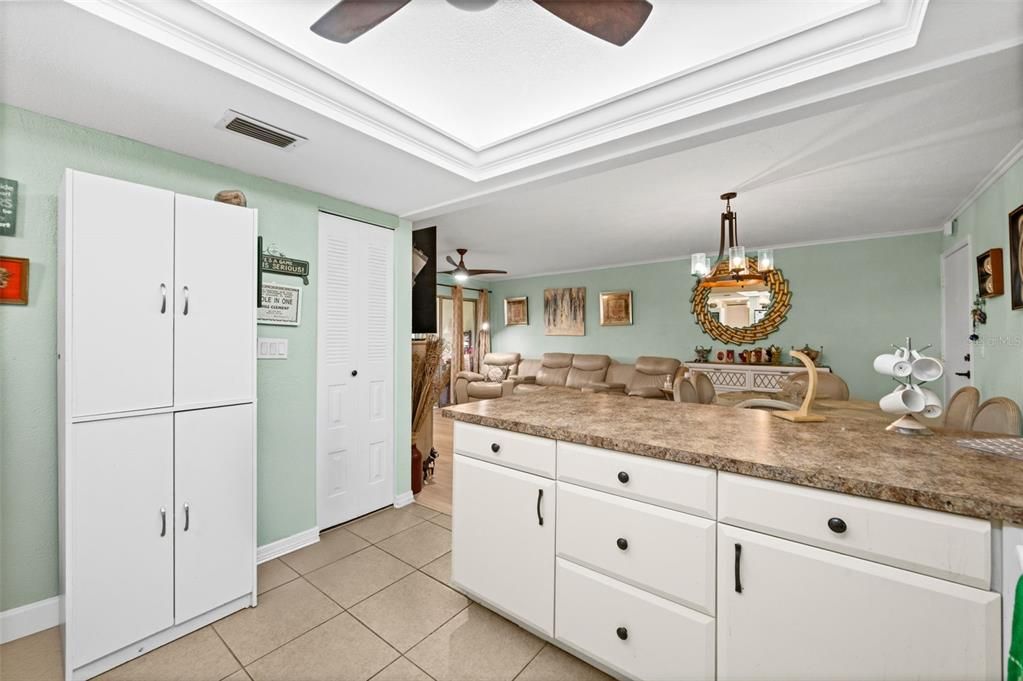 На продажу: $160,000 (2 спален, 2 ванн, 919 Квадратных фут)