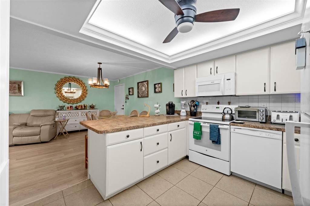 На продажу: $160,000 (2 спален, 2 ванн, 919 Квадратных фут)