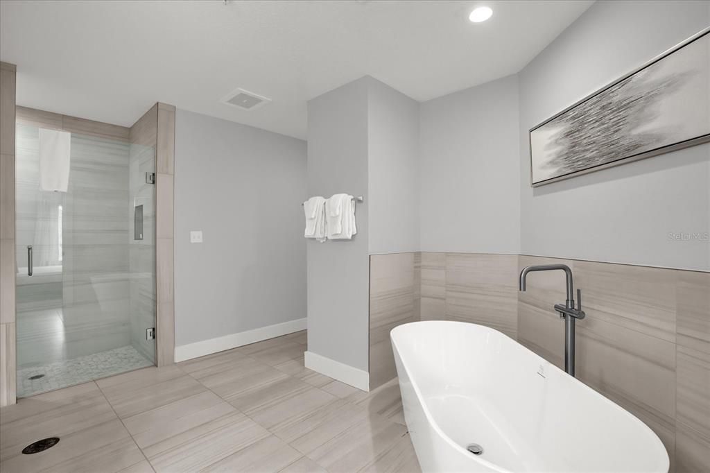 For Sale: $349,400 (3 beds, 2 baths, 1437 Square Feet)