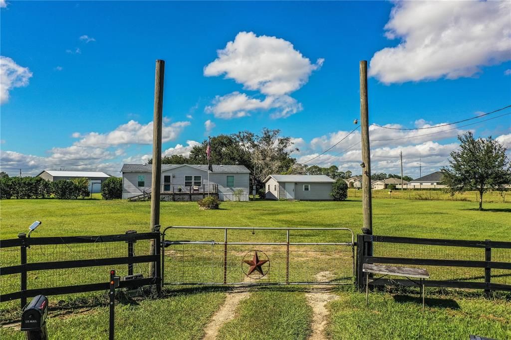 待售: $1,500,000 (3.50 acres)