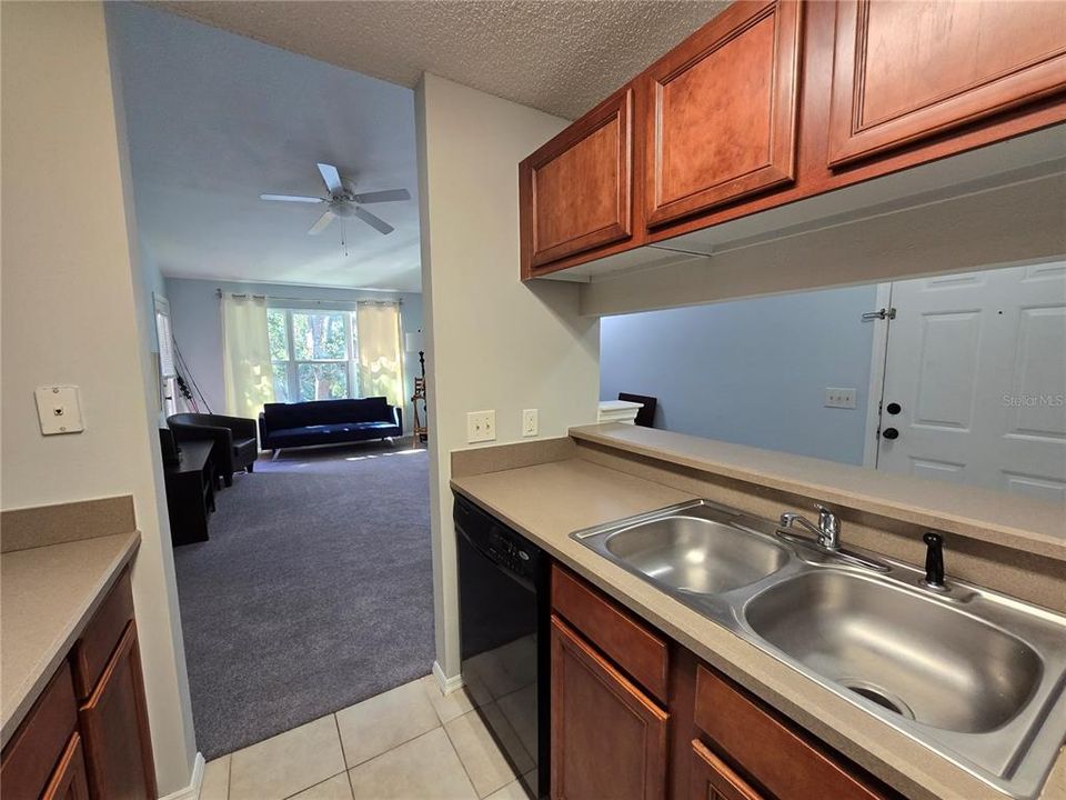 For Sale: $139,000 (1 beds, 1 baths, 595 Square Feet)
