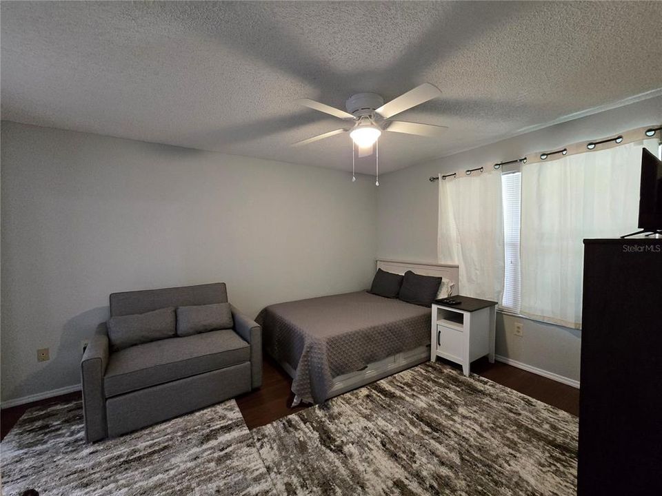 For Sale: $139,000 (1 beds, 1 baths, 595 Square Feet)