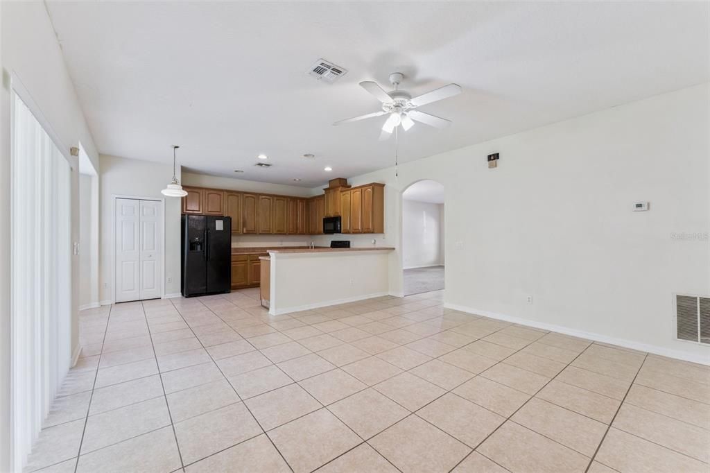 For Rent: $3,000 (6 beds, 2 baths, 2877 Square Feet)