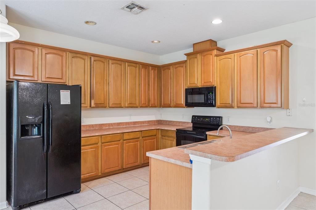 For Rent: $3,000 (6 beds, 2 baths, 2877 Square Feet)