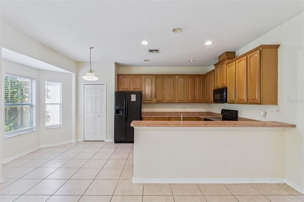 For Rent: $3,000 (6 beds, 2 baths, 2877 Square Feet)