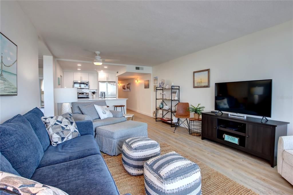 For Sale: $459,900 (1 beds, 1 baths, 1005 Square Feet)